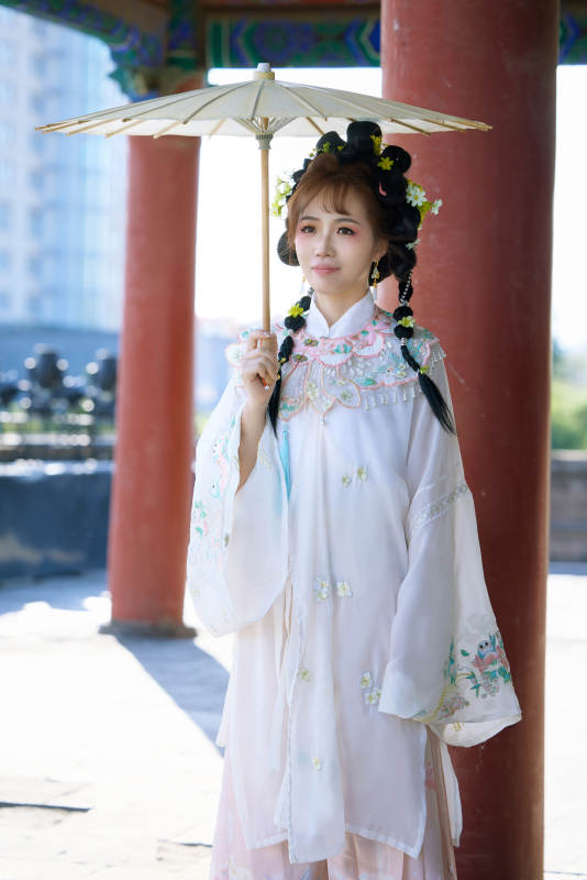 穿着汉服在古城拍照的东方美女图片