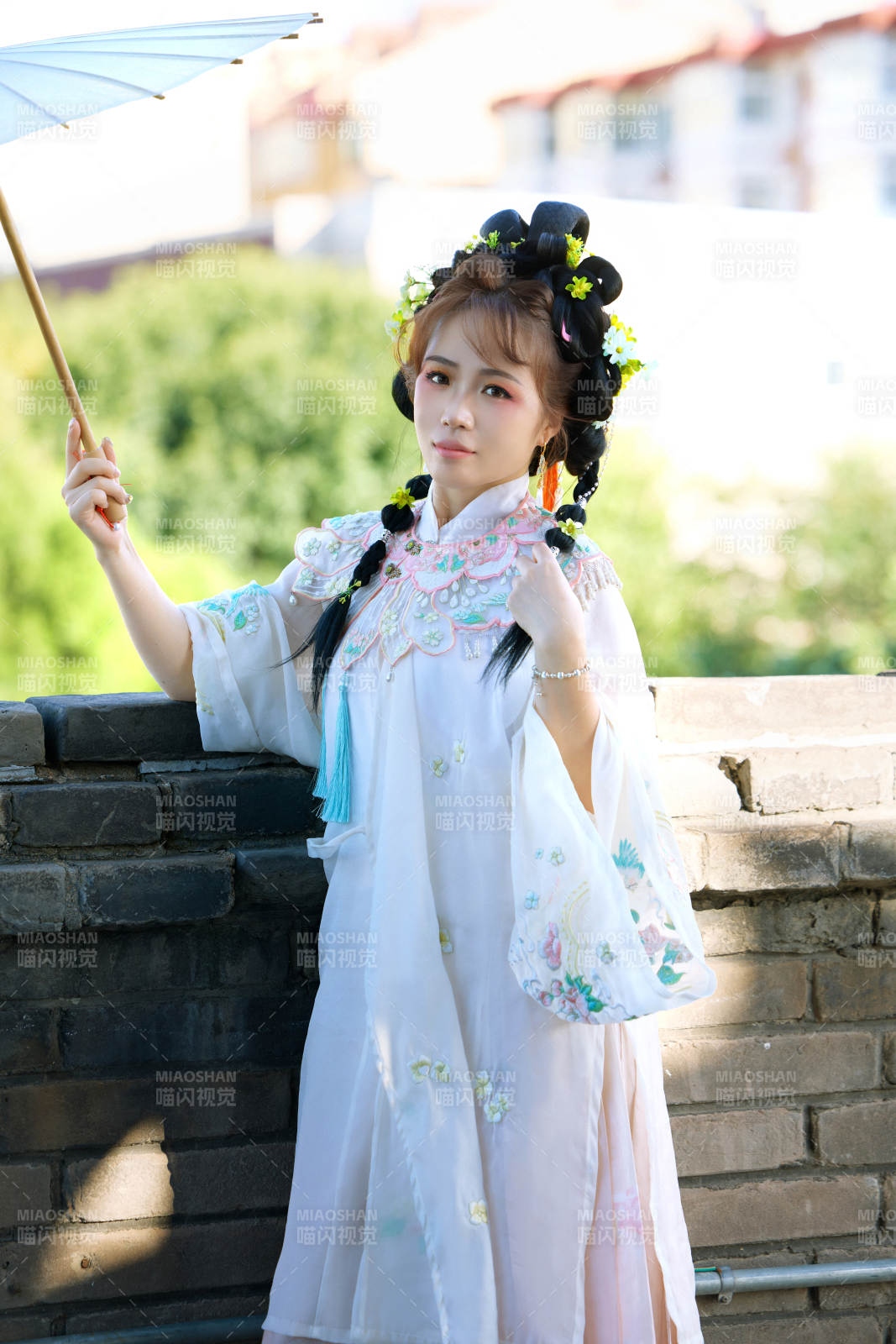 穿着汉服在古城拍照的东方美女图片