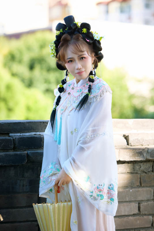 穿着汉服在古城拍照的东方美女图片