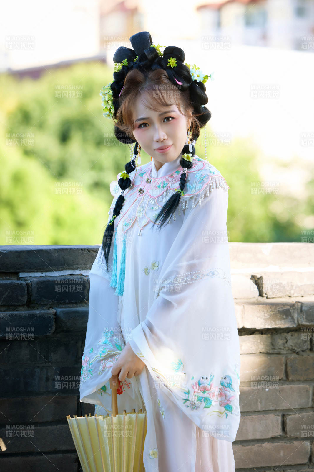 穿着汉服在古城拍照的东方美女图片