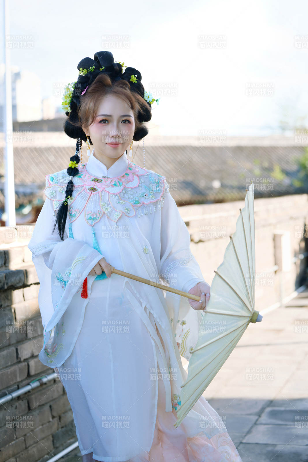 穿着汉服在古城拍照的东方美女图片