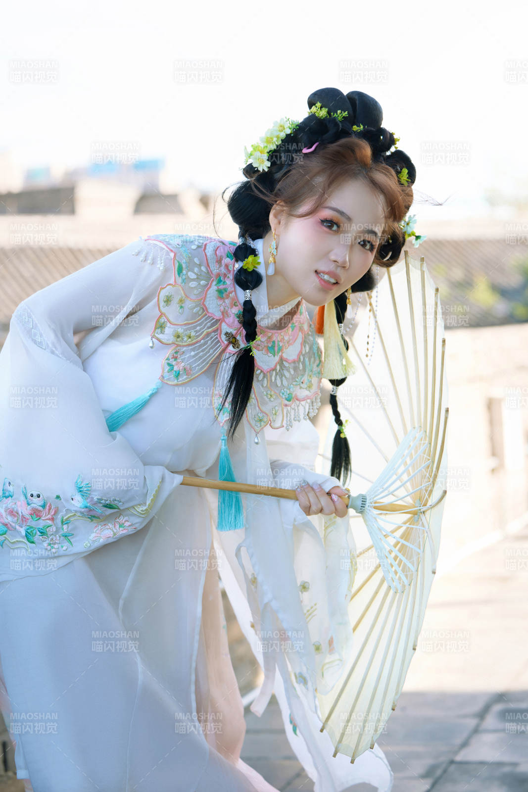 穿着汉服在古城拍照的东方美女图片