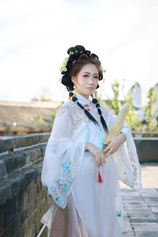 穿着汉服在古城拍照的东方美女图片