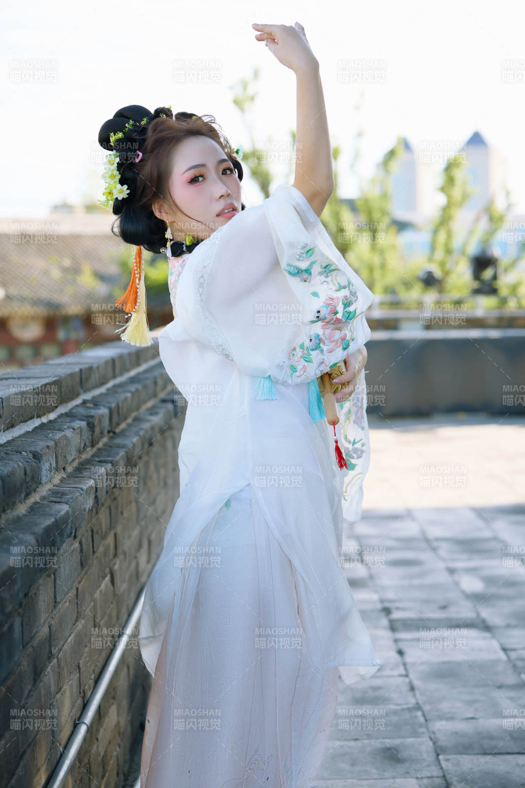 穿着汉服在古城拍照的东方美女图片