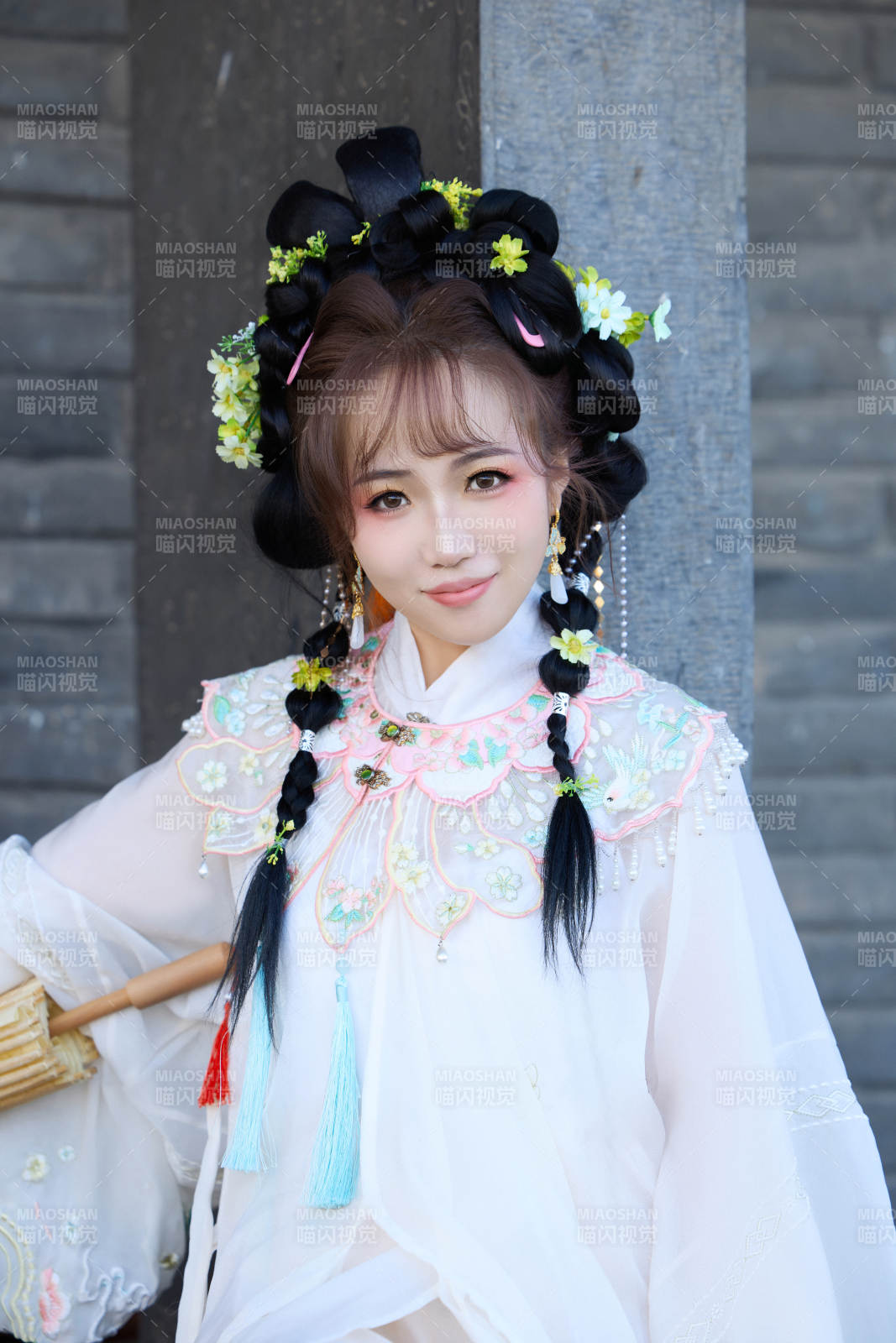 穿着汉服在古城拍照的东方美女图片