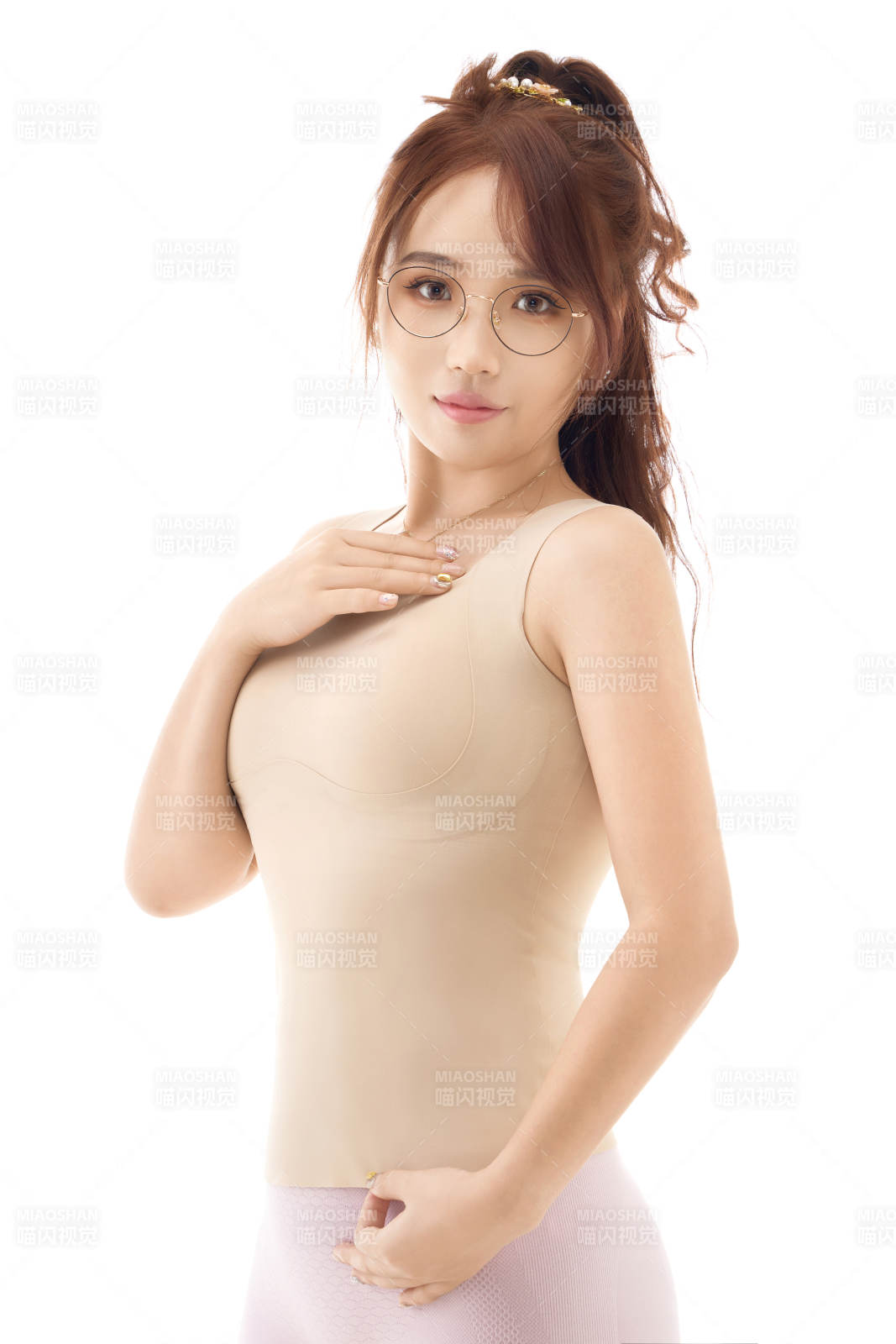 影棚拍摄白色背景前展示女性束身衣的亚洲美女图片