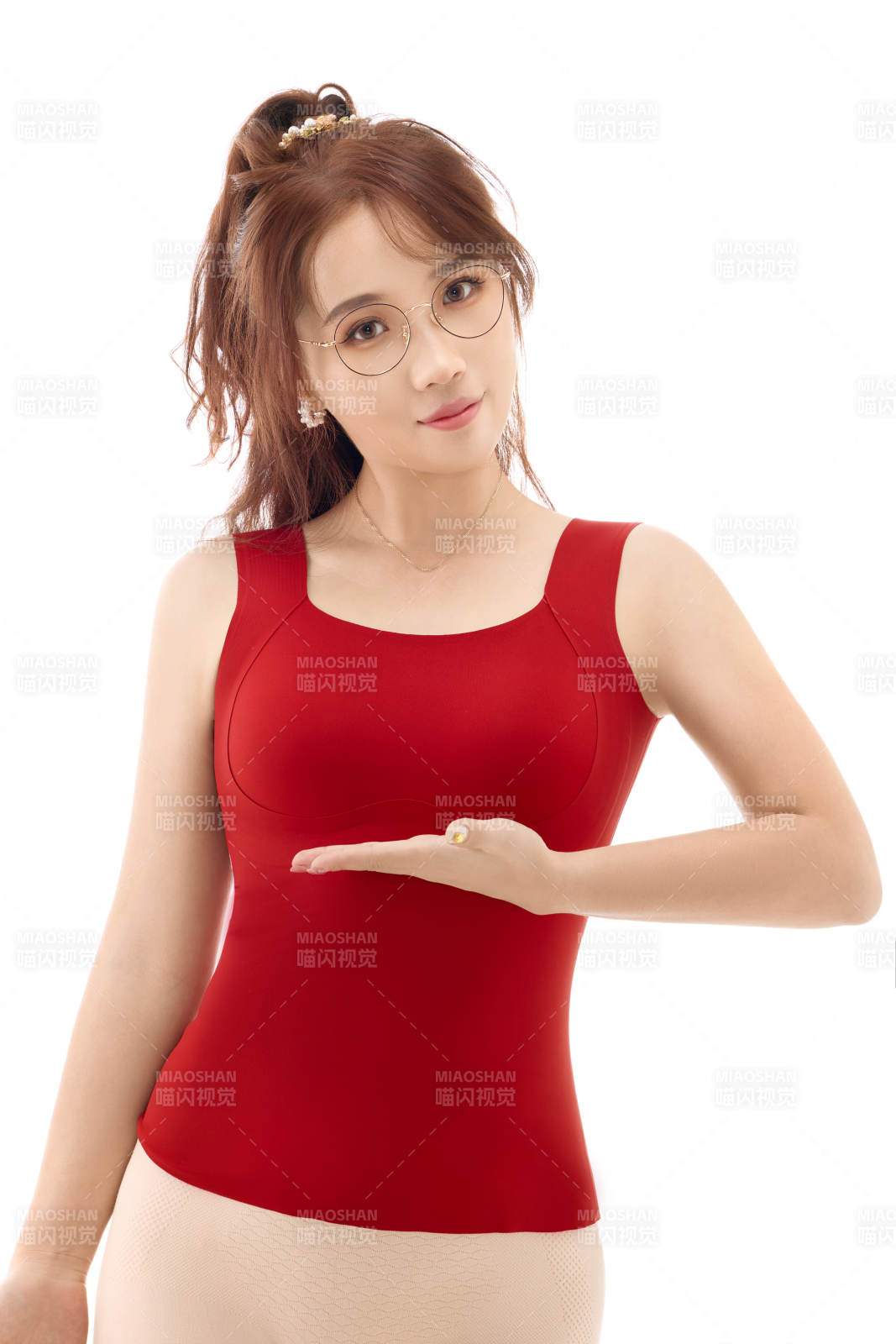 影棚拍摄白色背景前展示女性束身衣的亚洲美女图片