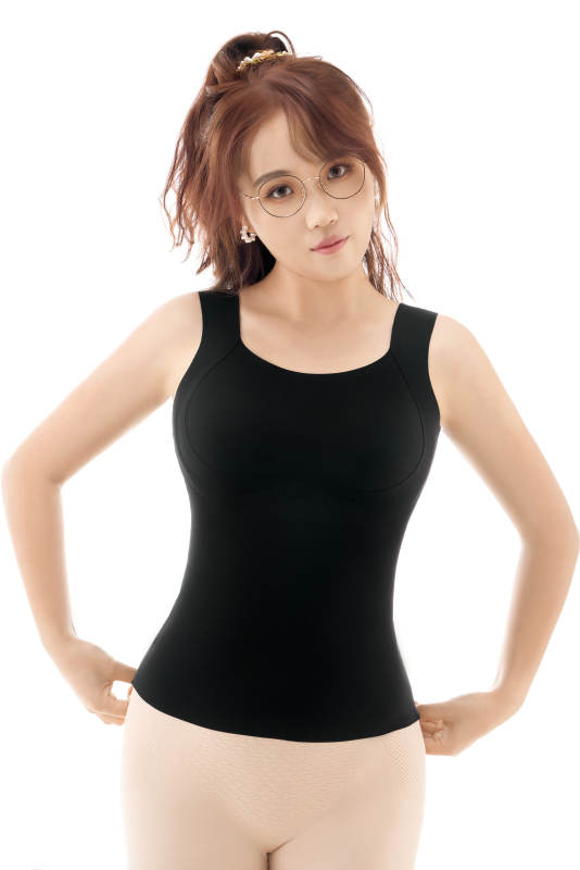 影棚拍摄白色背景前展示女性束身衣的亚洲美女图片