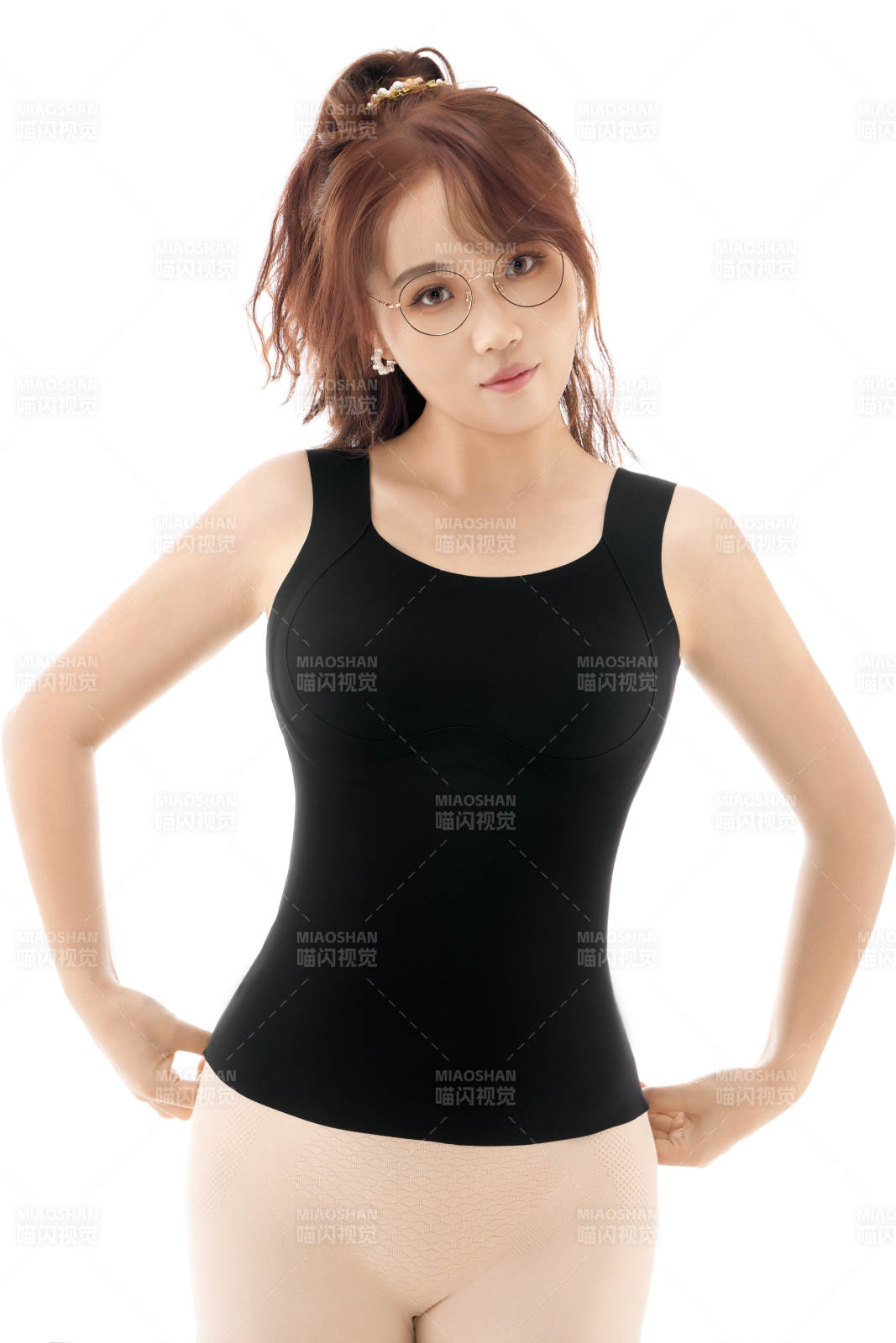 影棚拍摄白色背景前展示女性束身衣的亚洲美女图片