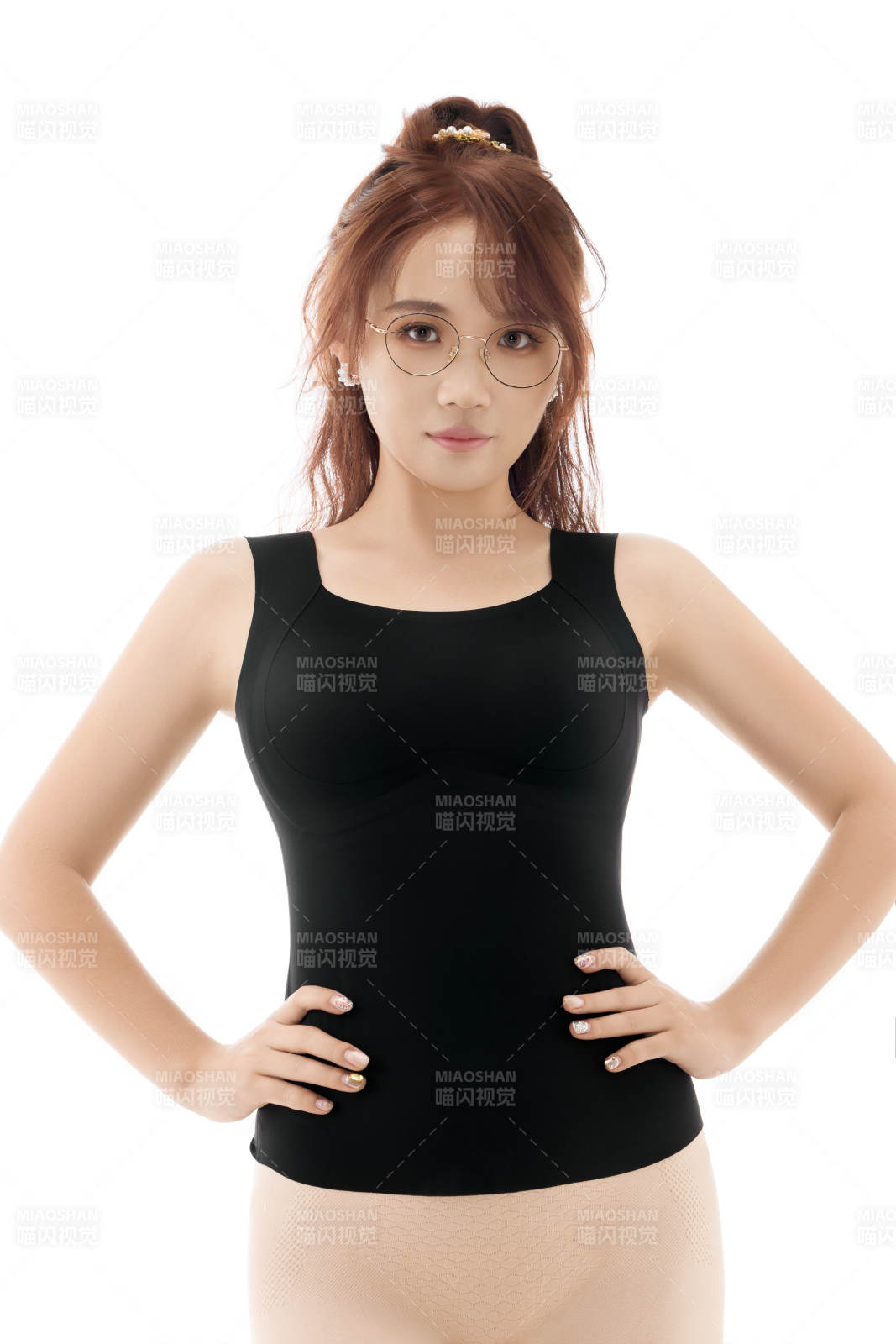 影棚拍摄白色背景前展示女性束身衣的亚洲美女图片