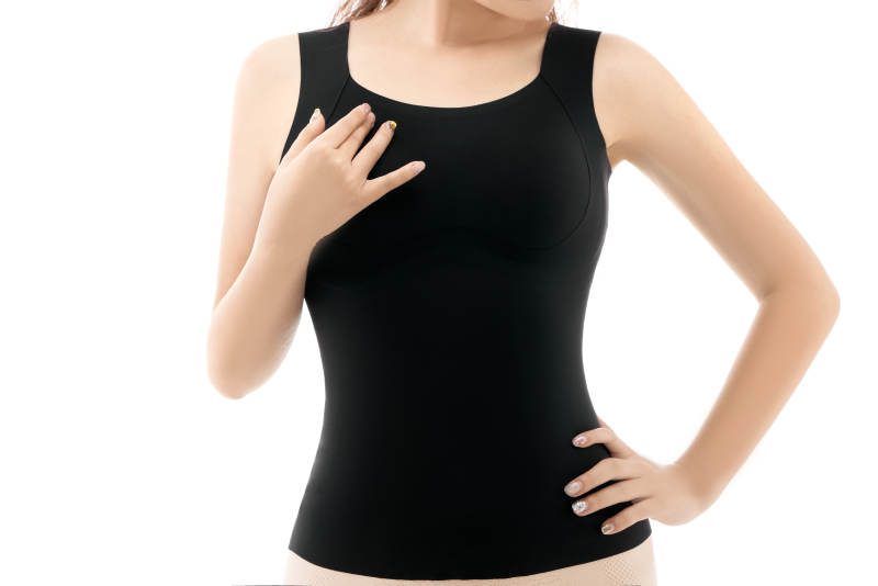 影棚拍摄白色背景前展示女性束身衣的亚洲美女图片