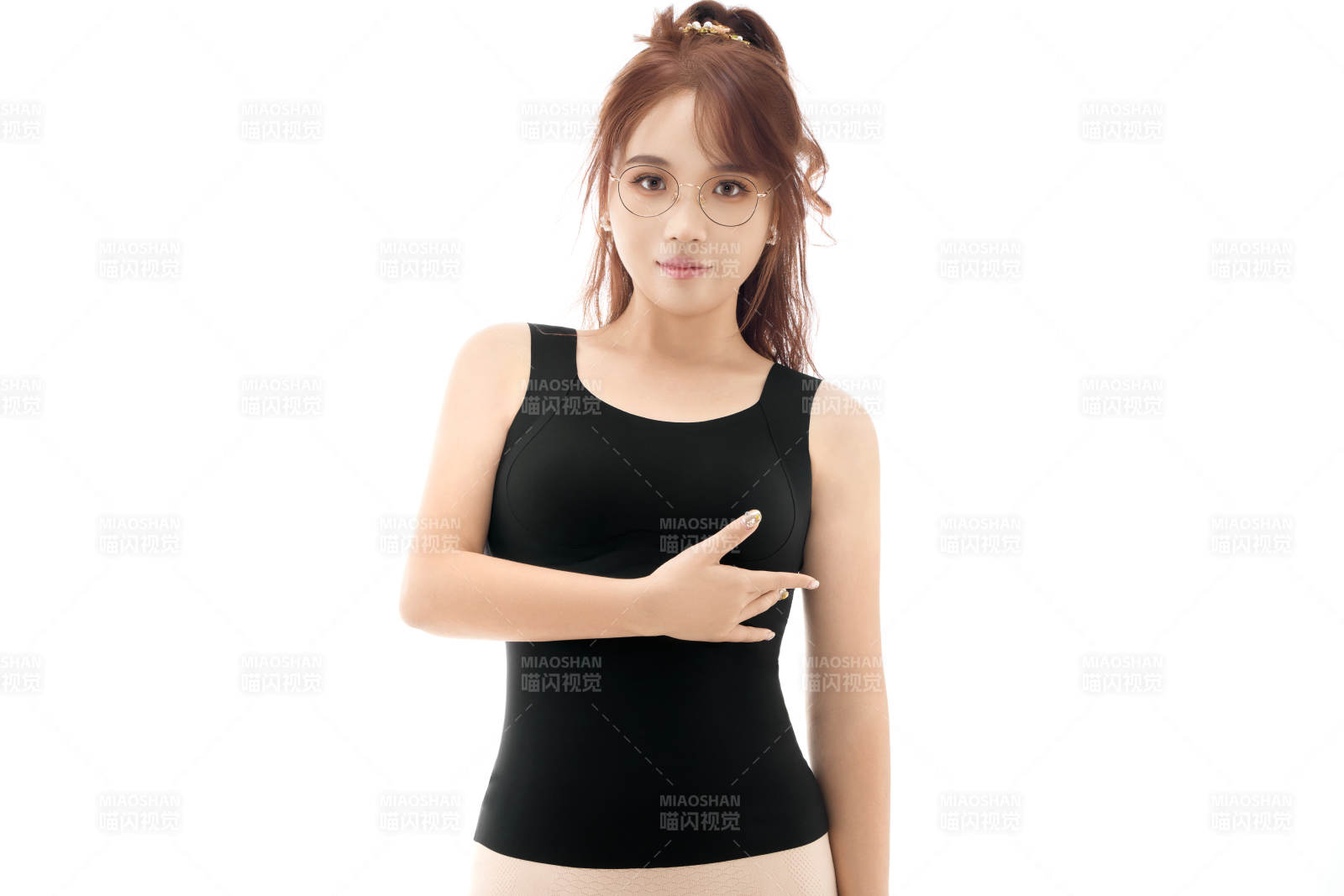 影棚拍摄白色背景前展示女性束身衣的亚洲美女图片