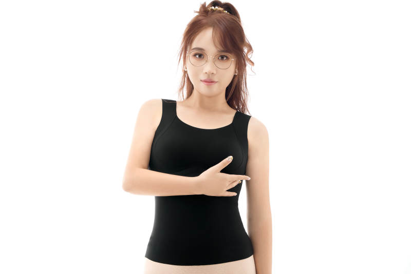 影棚拍摄白色背景前展示女性束身衣的亚洲美女图片