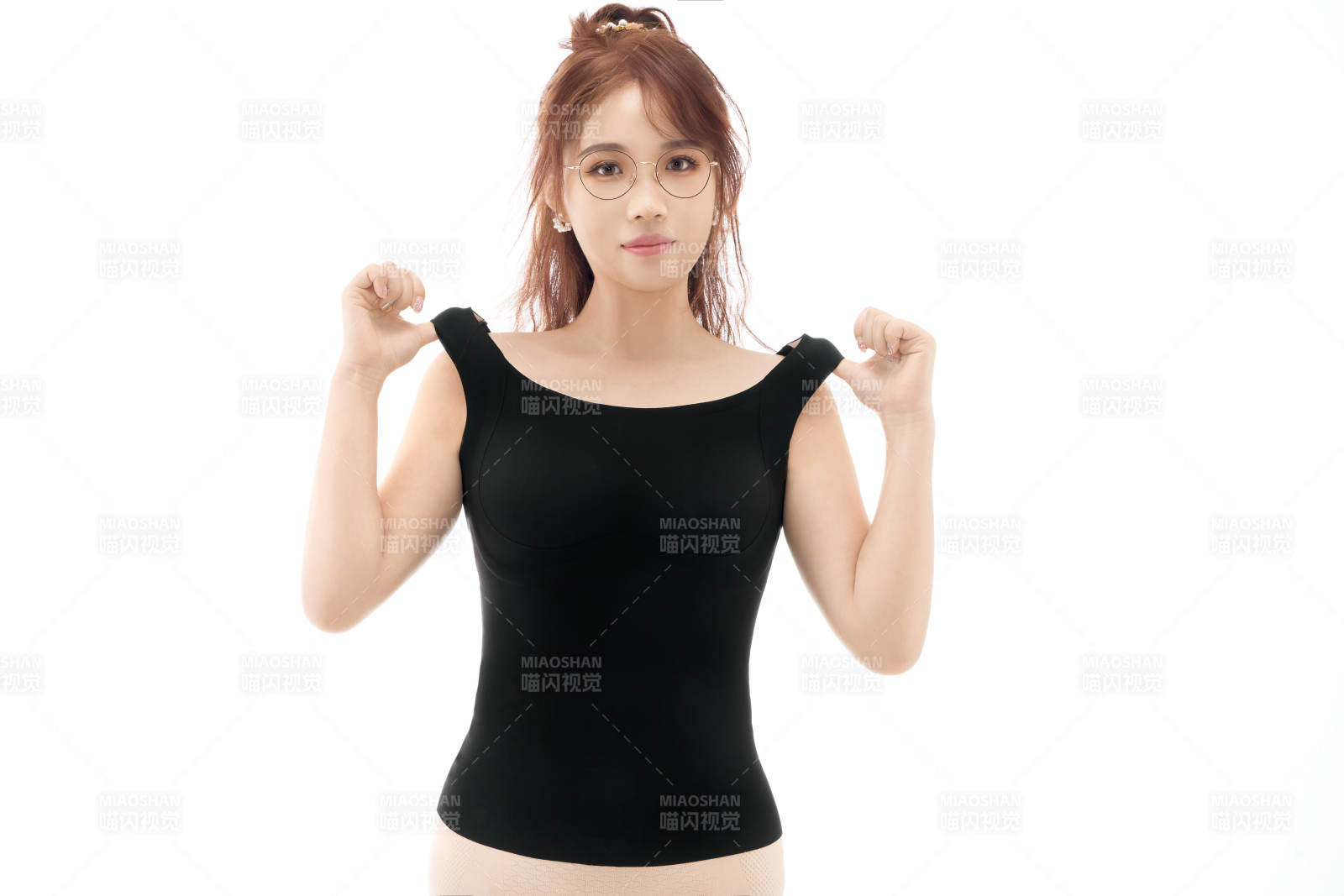 影棚拍摄白色背景前展示女性束身衣的亚洲美女图片