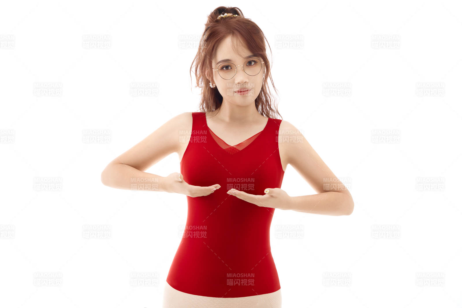 影棚拍摄白色背景前展示女性束身衣的亚洲美女图片