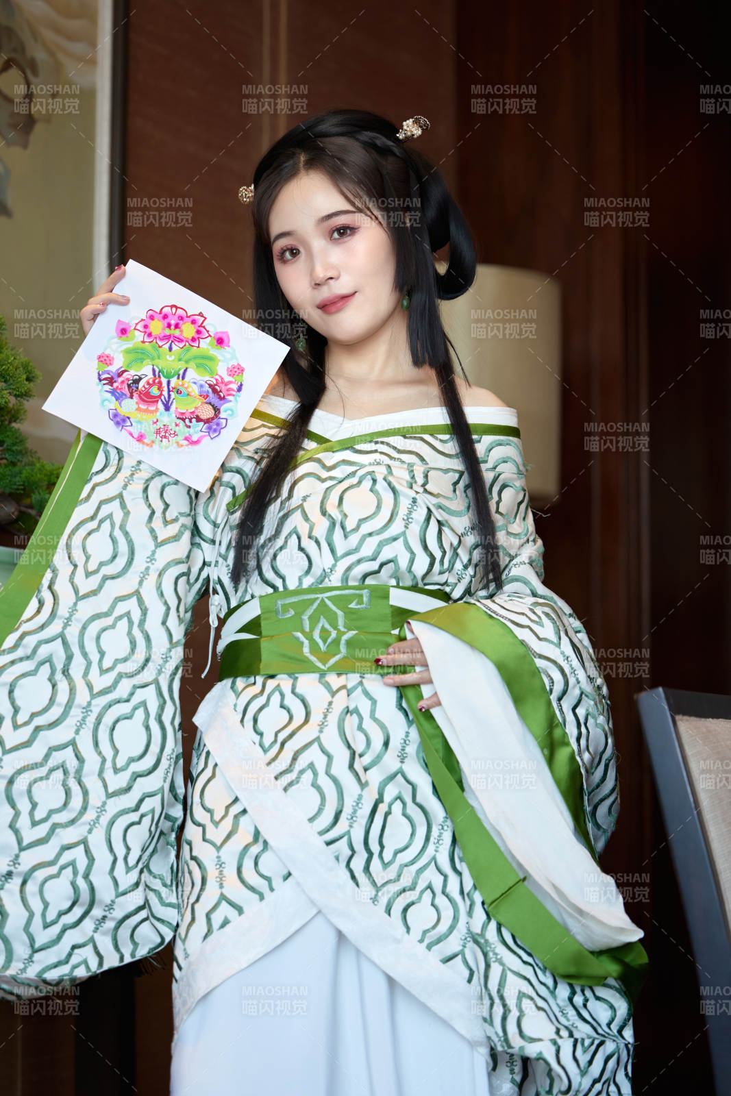 身穿汉服战国袍的亚洲美女与蔚县剪纸图片