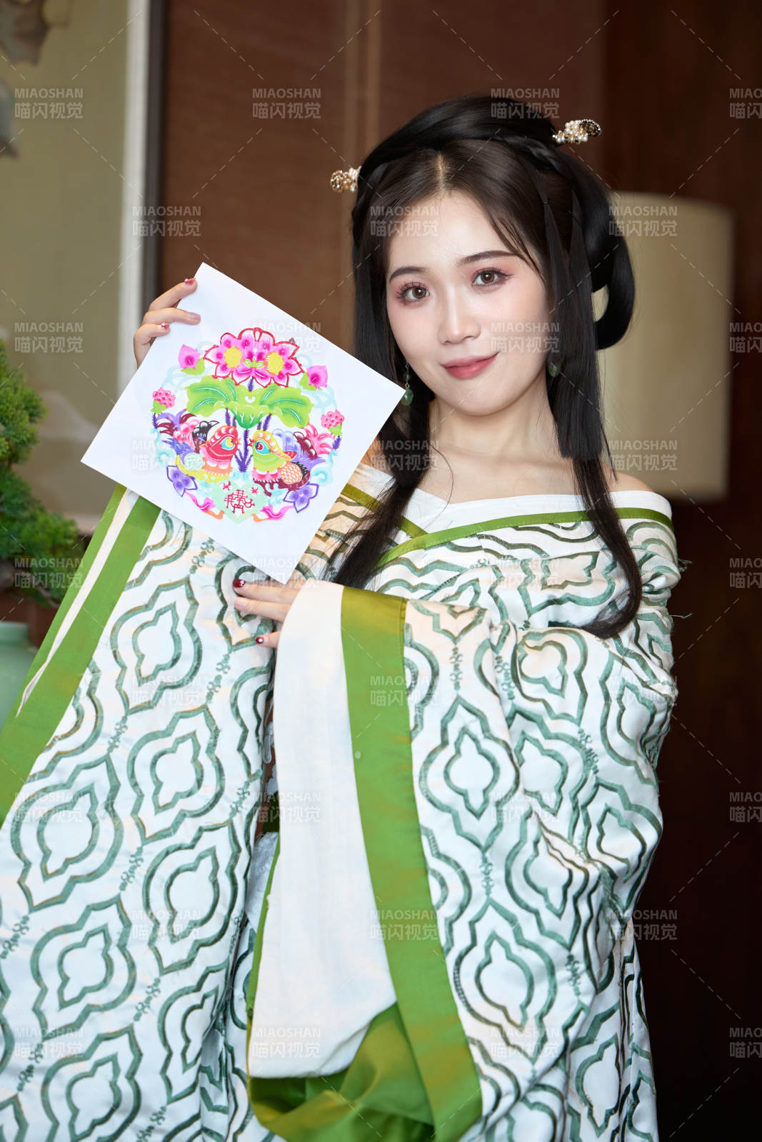 身穿汉服战国袍的亚洲美女与蔚县剪纸图片