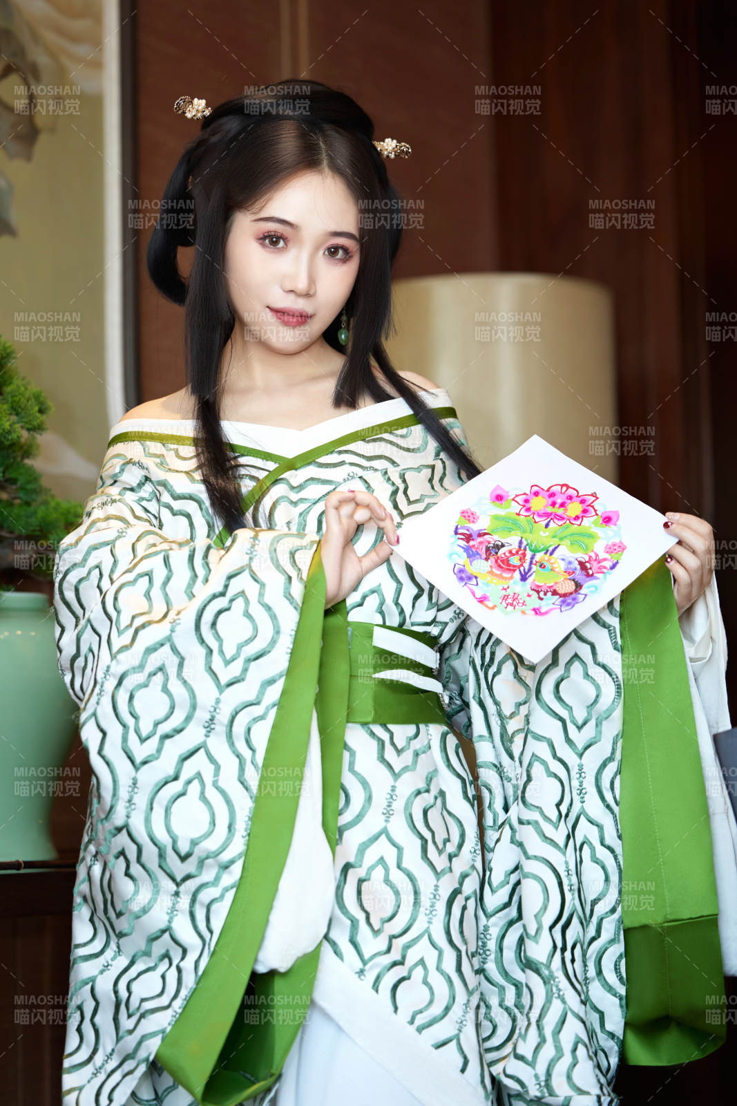 身穿汉服战国袍的亚洲美女与蔚县剪纸图片