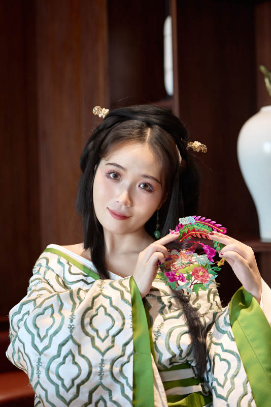 身穿汉服战国袍的亚洲美女与蔚县剪纸图片