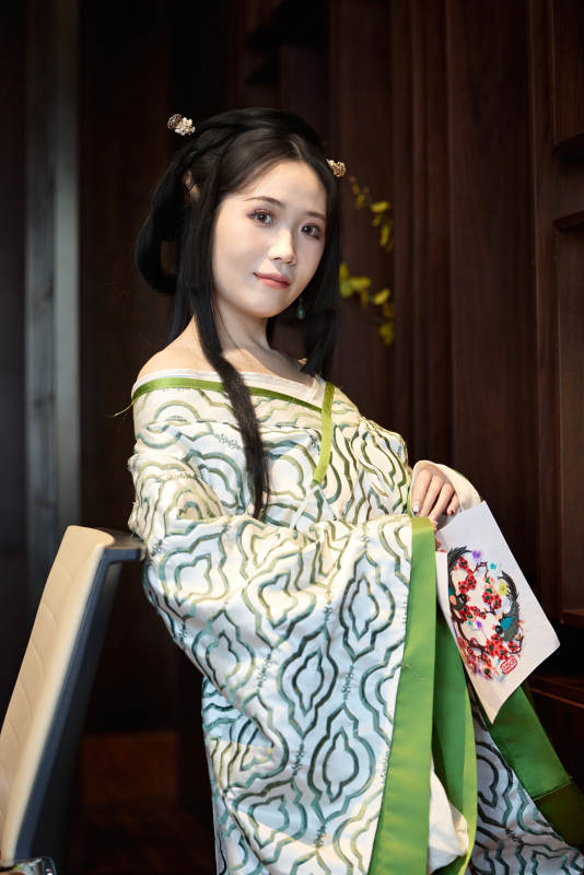 身穿汉服战国袍的亚洲美女与蔚县剪纸图片