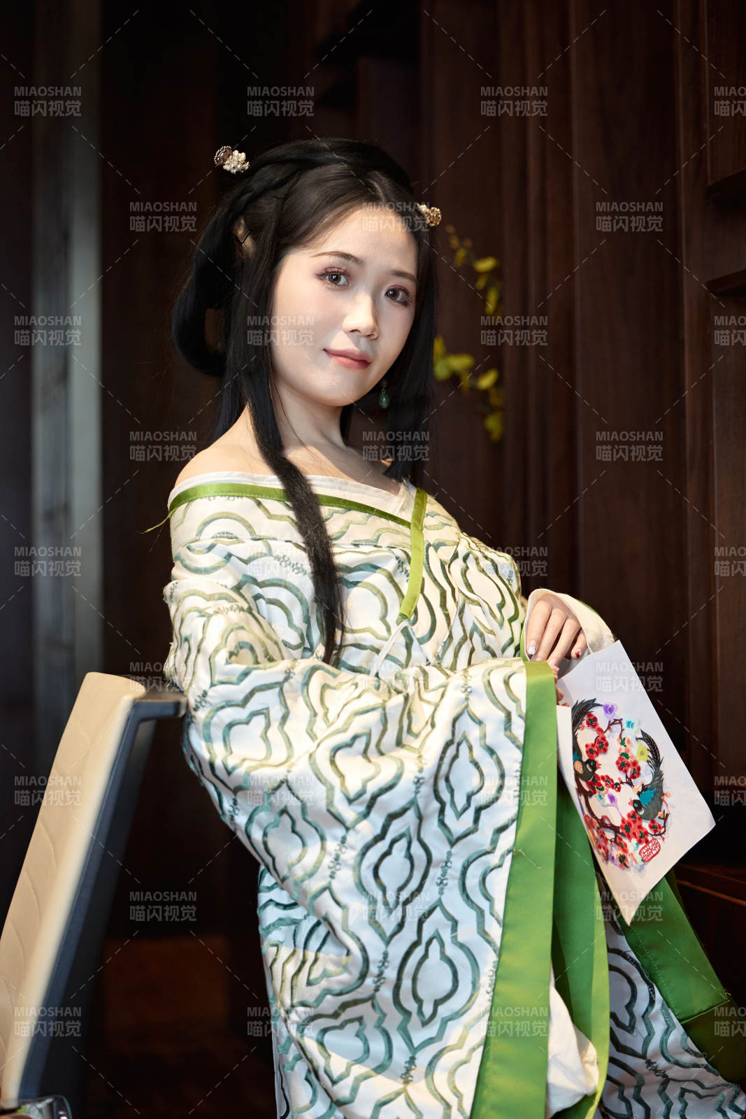 身穿汉服战国袍的亚洲美女与蔚县剪纸图片