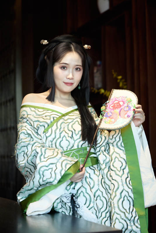 身穿汉服战国袍的亚洲美女与蔚县剪纸图片