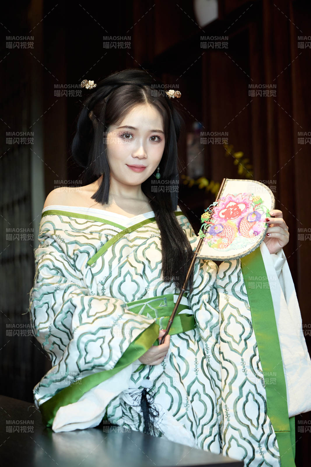 身穿汉服战国袍的亚洲美女与蔚县剪纸图片