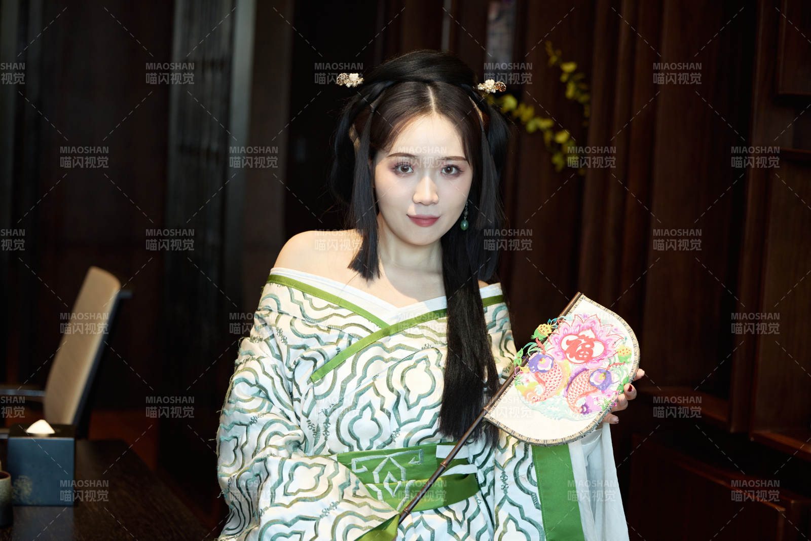 身穿汉服战国袍的亚洲美女与蔚县剪纸图片