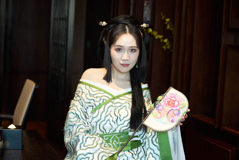 身穿汉服战国袍的亚洲美女与蔚县剪纸图片