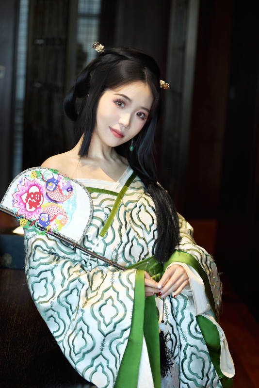 身穿汉服战国袍的亚洲美女与蔚县剪纸图片