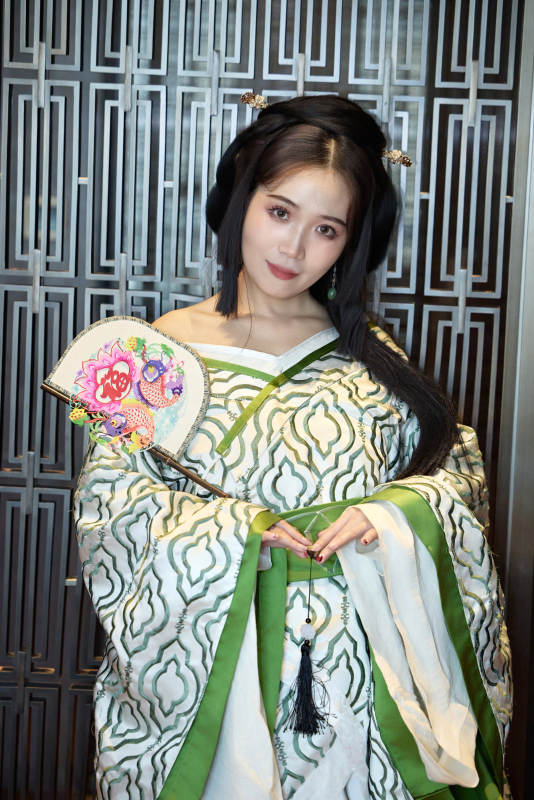 身穿汉服战国袍的亚洲美女与蔚县剪纸图片