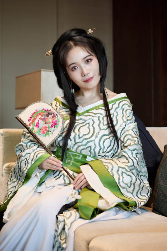 身穿汉服战国袍的亚洲美女与蔚县剪纸图片