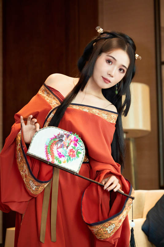 身穿汉服战国袍的亚洲美女与蔚县剪纸图片