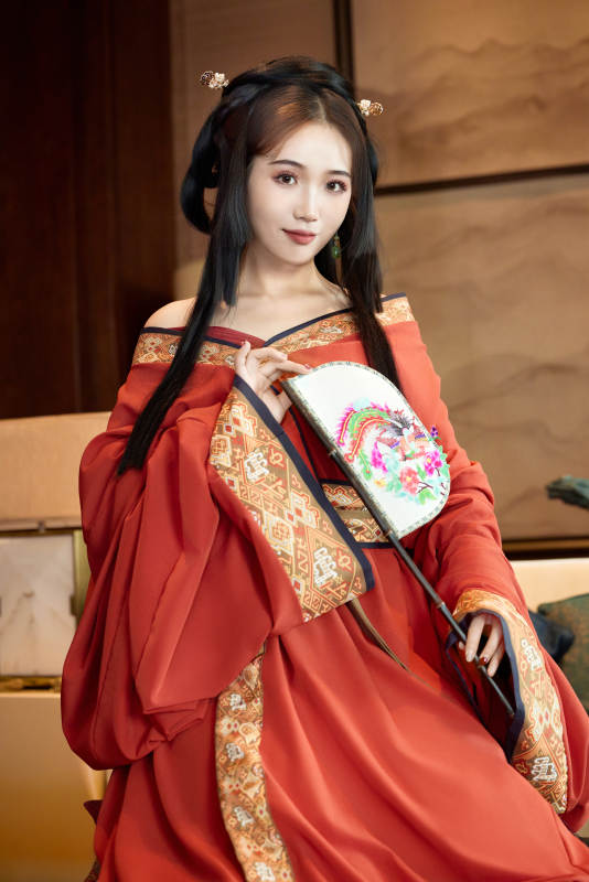 身穿汉服战国袍的亚洲美女与蔚县剪纸图片