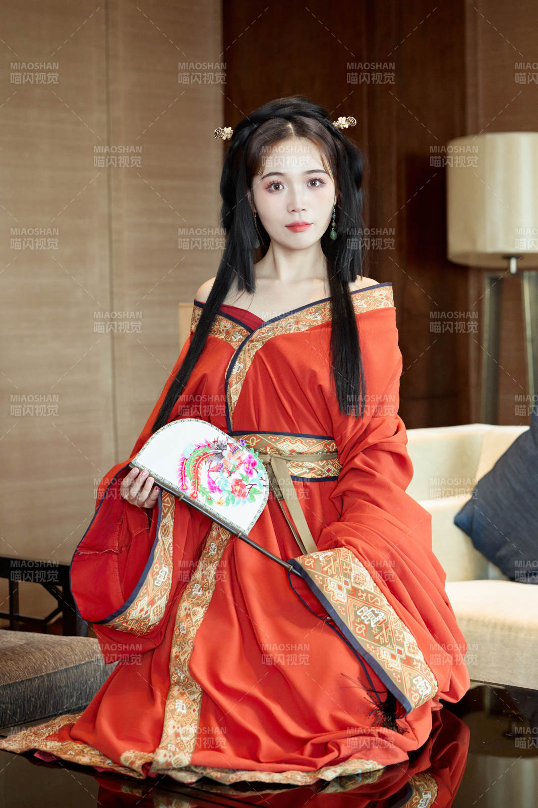 身穿汉服战国袍的亚洲美女与蔚县剪纸图片