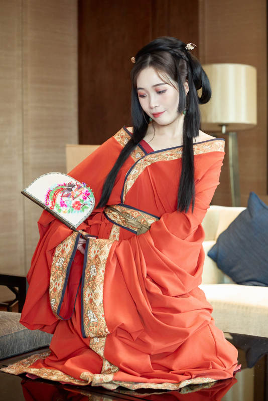 身穿汉服战国袍的亚洲美女与蔚县剪纸图片