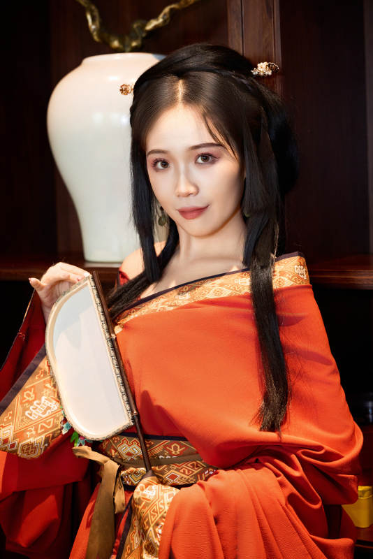 身穿汉服战国袍的亚洲美女与蔚县剪纸图片