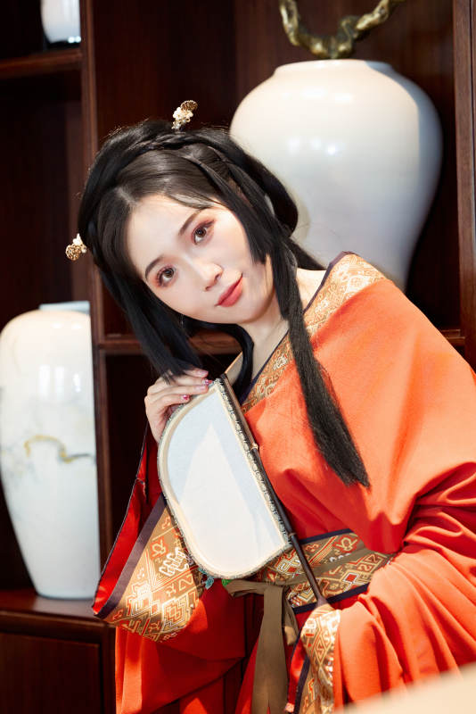 身穿汉服战国袍的亚洲美女与蔚县剪纸图片