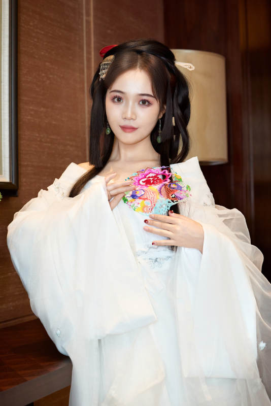 身穿汉服战国袍的亚洲美女与蔚县剪纸图片