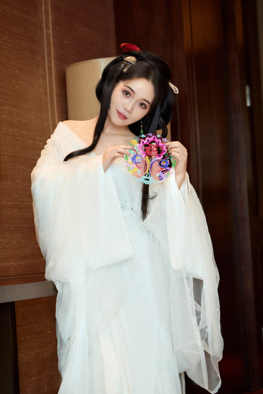 身穿汉服战国袍的亚洲美女与蔚县剪纸图片