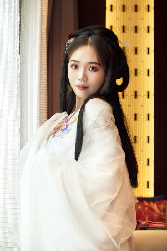 身穿汉服战国袍的亚洲美女与蔚县剪纸图片