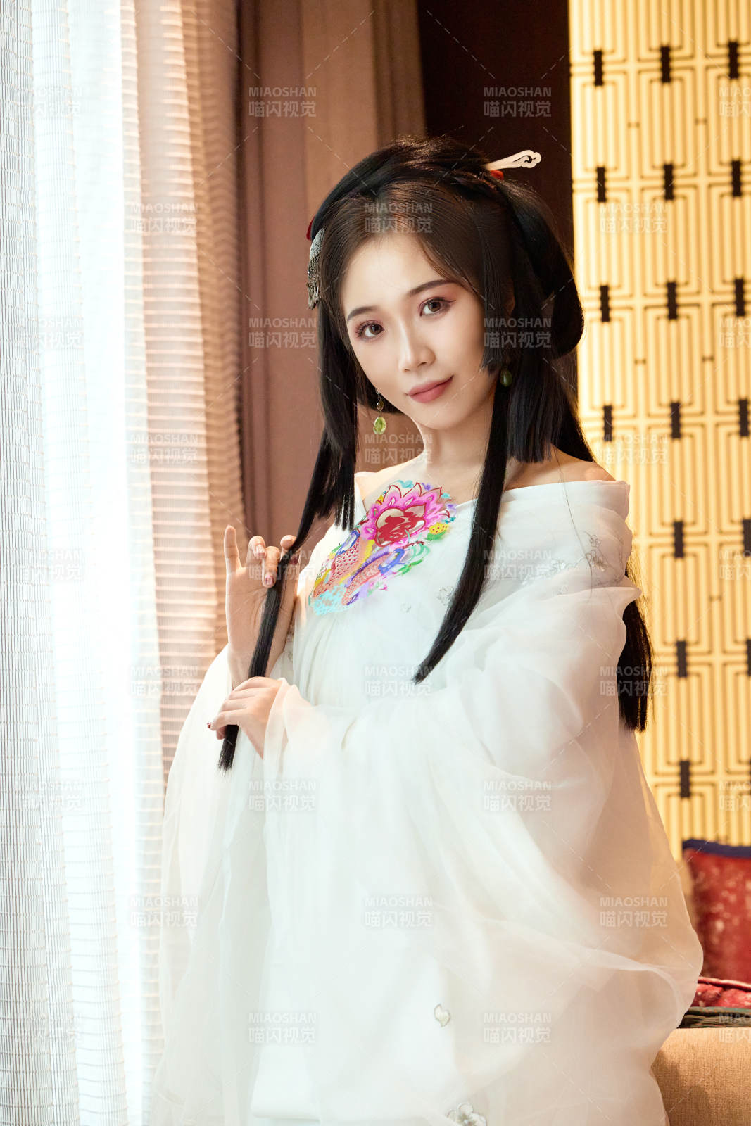 身穿汉服战国袍的亚洲美女与蔚县剪纸图片