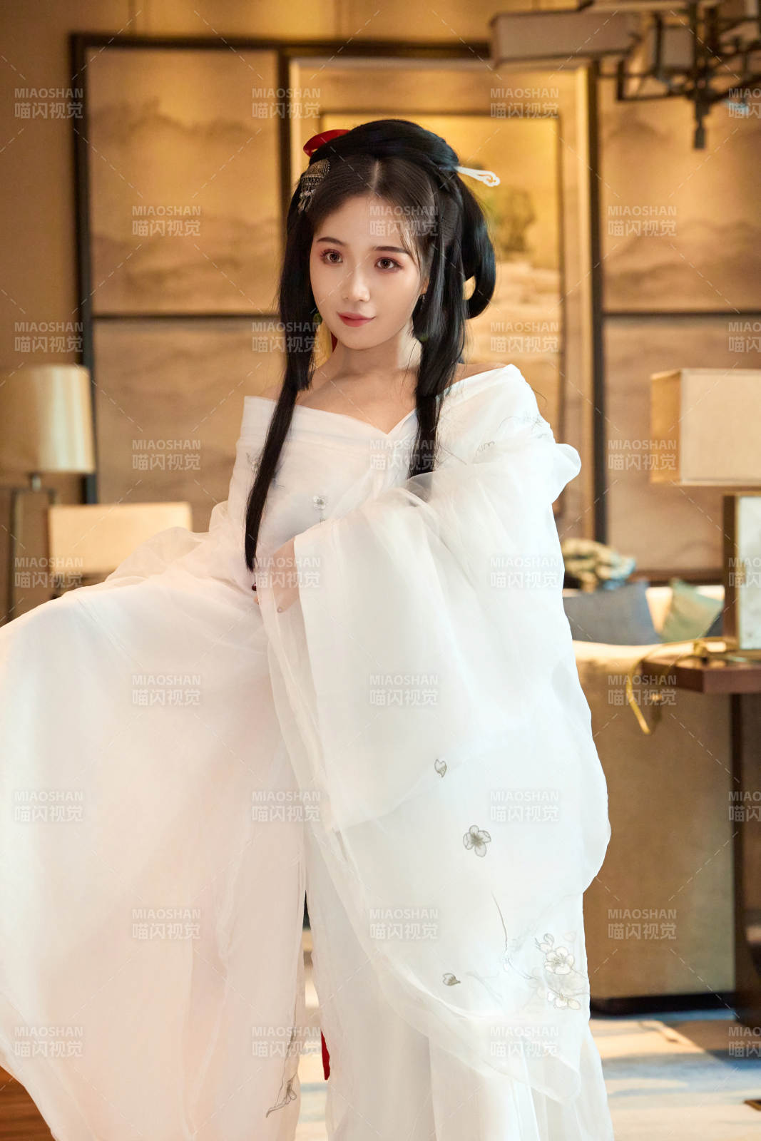 身穿汉服战国袍的亚洲美女与蔚县剪纸图片