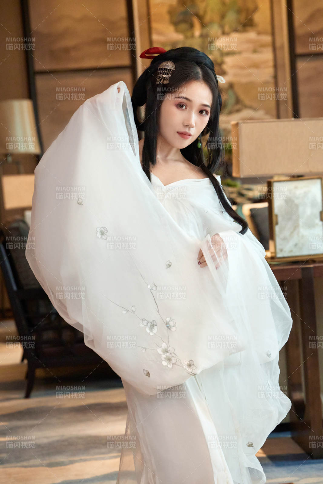 身穿汉服战国袍的亚洲美女与蔚县剪纸图片