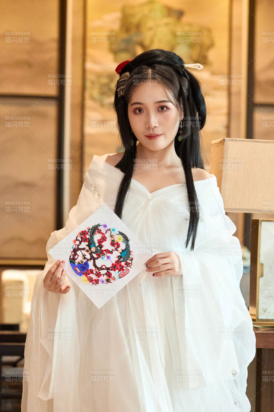 身穿汉服战国袍的亚洲美女与蔚县剪纸图片