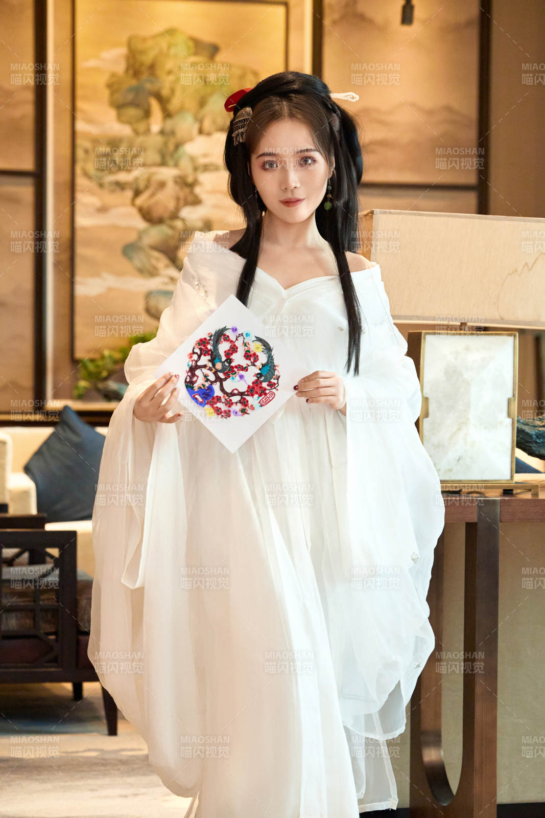 身穿汉服战国袍的亚洲美女与蔚县剪纸图片