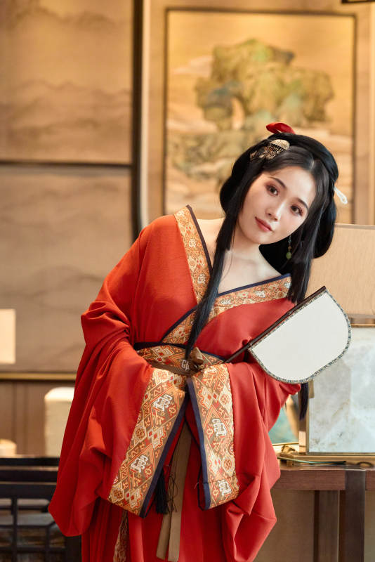 身穿汉服战国袍的亚洲美女与蔚县剪纸图片