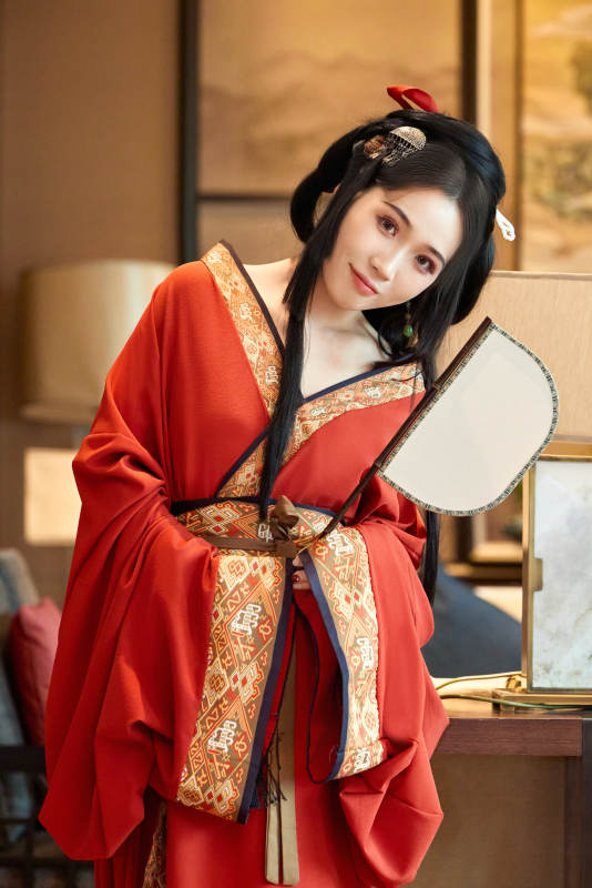 身穿汉服战国袍的亚洲美女与蔚县剪纸图片