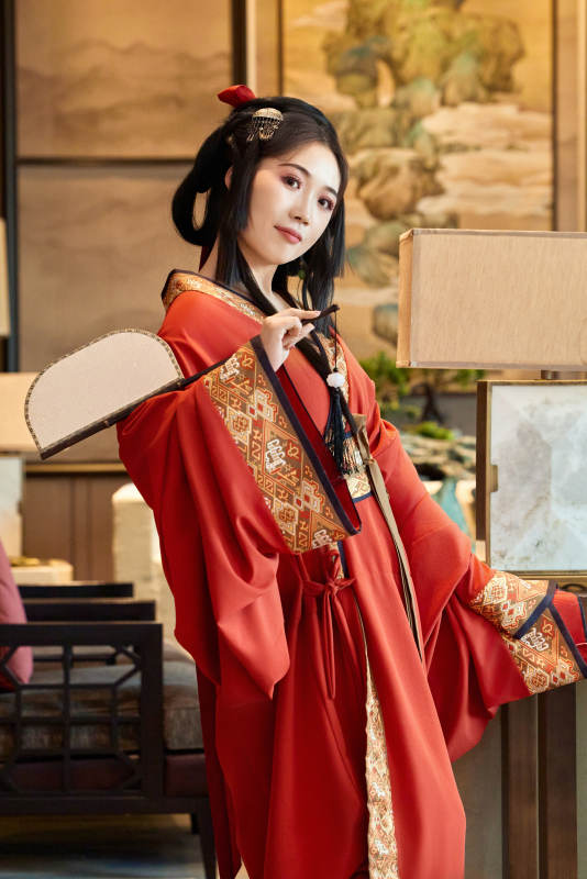 身穿汉服战国袍的亚洲美女与蔚县剪纸图片