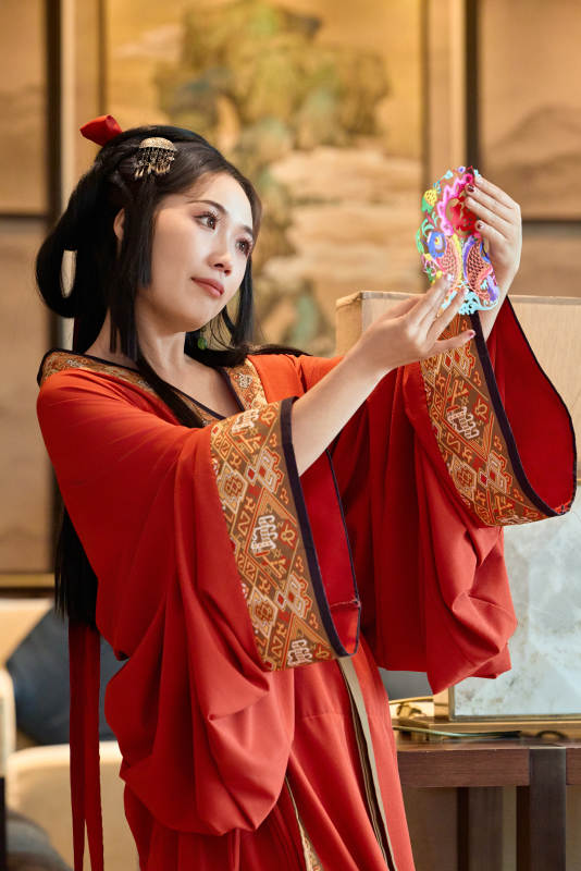 身穿汉服战国袍的亚洲美女与蔚县剪纸图片